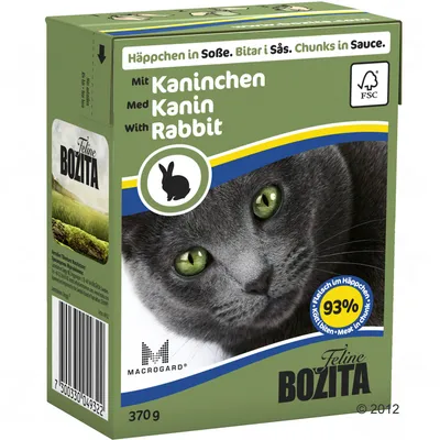 Bozita Feline komadići u umaku s kunićem, 370 g. Tekst: 93 % mesa u komadićima, FSC, MacroGard. Slika sive mačke i simbol zeca. Višejezični natpisi na pakiranju.
