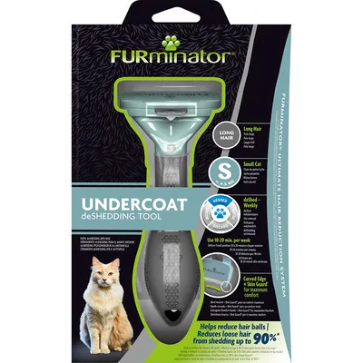 FURminator Undercoat deShedding Tool S méret, hosszú szőrű macskáknak 4,5 kg-ig. Használat: heti 10–20 perc. Segít csökkenteni a kihulló szőrt akár 90%-kal. Angol nyelvű feliratok.