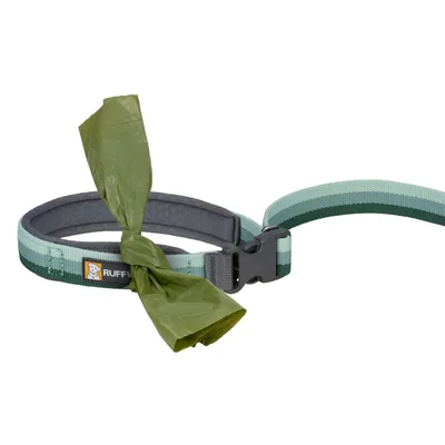 Ruffwear kutyanyakörv zöld csíkos mintával, műanyag csattal és rögzített zöld ürülékzacskóval.