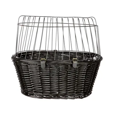 Svart korg av flätat material med metallgaller och två spännen för fastsättning.