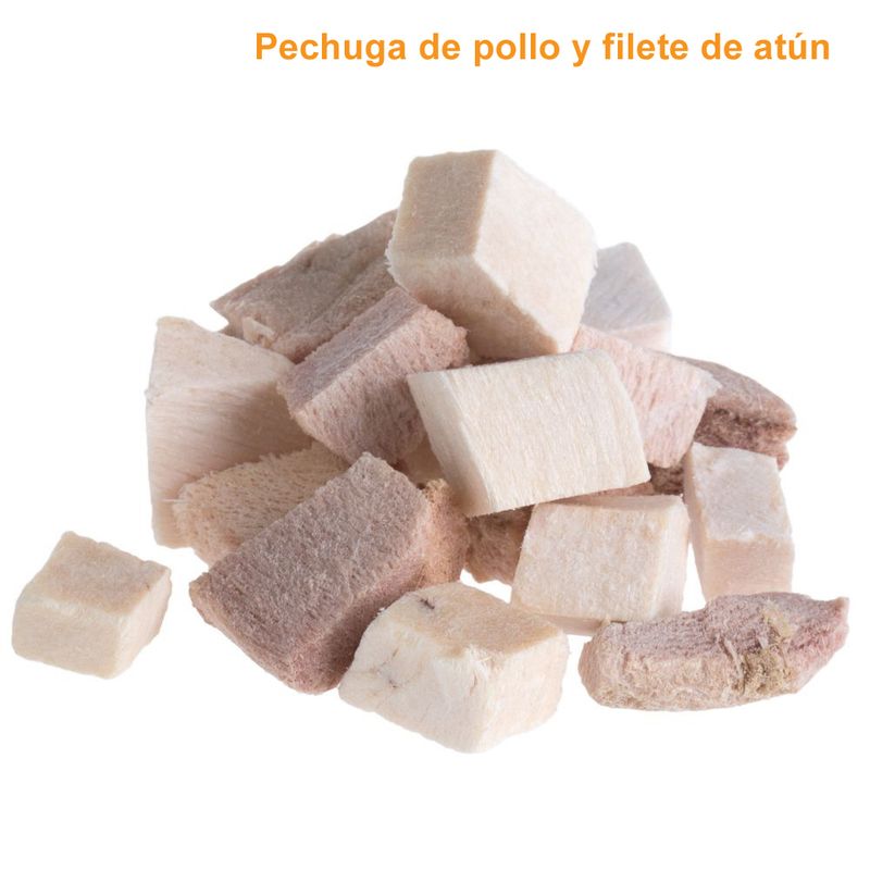 Dados de pechuga de pollo y filete de atún deshidratados. Texto visible: Pechuga de pollo y filete de atún.