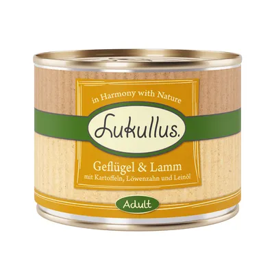 Lukullus Geflügel & Lamm mit Kartoffeln, Löwenzahn und Leinöl, Adult. Testo in inglese e tedesco sull'etichetta della lattina.