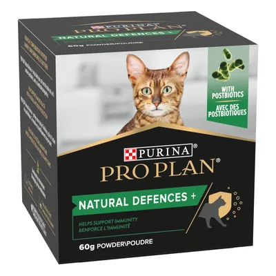 Purina Pro Plan Natural Defences+ 60g powder, with postbiotics. Helps support immunity. Cat image on front. Text also in French: Avec des postbiotiques, Renforce l’immunité.