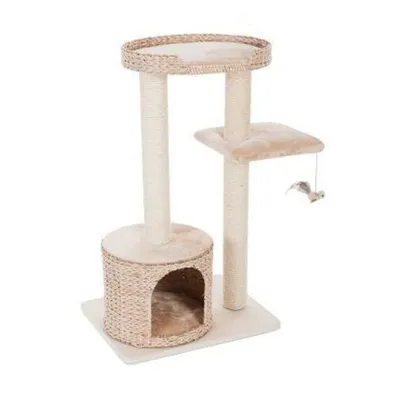 Tiragraffi beige con cuccia rotonda in vimini, due colonne rivestite di corda, piattaforma superiore, ripiano laterale e gioco pendente a forma di topo.