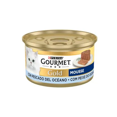 Purina Gourmet Gold Mousse mit Fisch aus dem Ozean, Dose mit goldener Verpackung und Bild einer weißen Katze sowie servierter Mousse auf Teller.