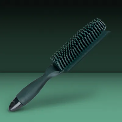 Dunkelgrüne Bürste mit ergonomischem Griff und flexiblen Borsten, geeignet für Fellpflege.