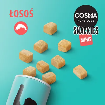 COSMA PURE LOVE SNACKIES MINIS, łosoś. Kwadratowe przysmaki wysypujące się z opakowania.