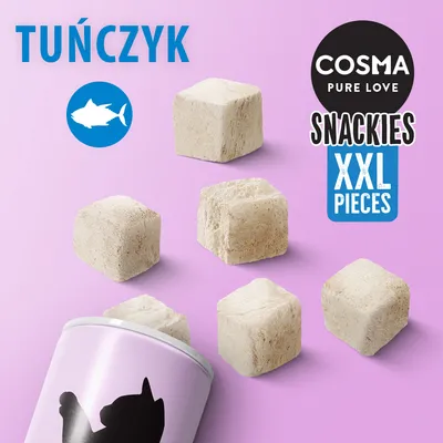 COSMA PURE LOVE SNACKIES XXL PIECES, tuńczyk. Sześć dużych kostek przysmaku dla kota na różowym tle, puszka z sylwetką kota widoczna w lewym dolnym rogu.