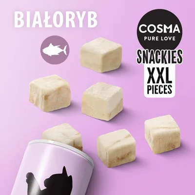 COSMA PURE LOVE SNACKIES XXL PIECES, BIAŁORYB. Sześcienne kawałki przysmaku dla kota na fioletowym tle, widoczna puszka z sylwetką kota.