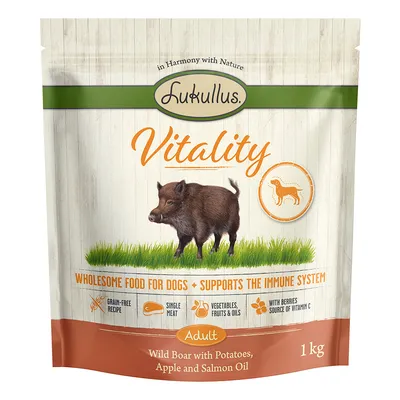 Lukullus Vitality Adult, 1 kg, sanglier avec pommes de terre, pomme et huile de saumon. Texte en anglais : Wholesome food for dogs, supports the immune system.