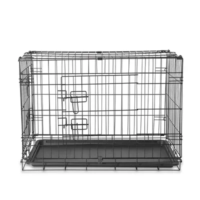 Cage pour animal en métal avec porte à loquet et plateau amovible en plastique noir visible au fond.