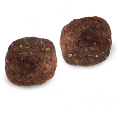 Zwei braune, runde Leckerli mit körniger Textur, geeignet als Snack oder Belohnung für Haustiere.