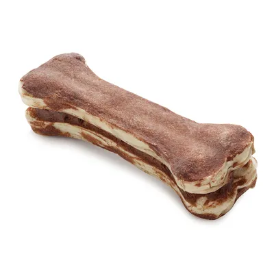 Osso masticabile per cani, forma di osso, materiale pressato bicolore marrone e beige, senza confezione visibile. Osso masticabile per cani, forma di osso, materiale pressato bicolore marrone e beige, senza confezione visibile.