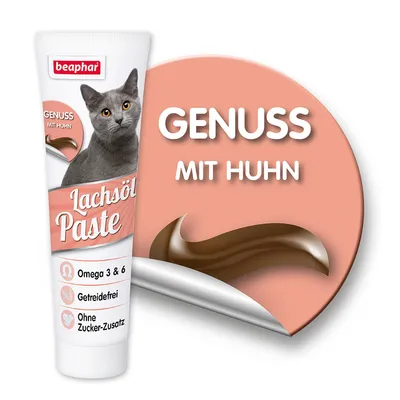 beaphar Lachsöl Paste, GENUSS MIT HUHN, Omega 3 & 6, Getreidefrei, Ohne Zucker-Zusatz. Kuvassa harmaa kissa ja ruskeaa tahnaa lusikalla.