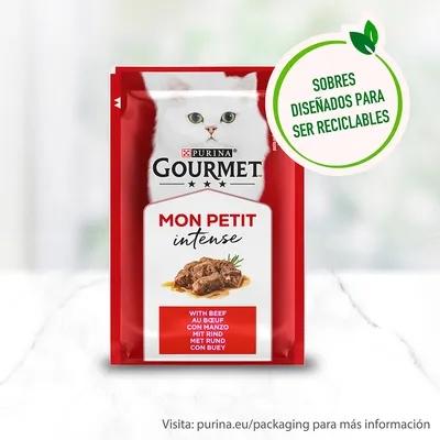 Purina Gourmet Mon Petit Intense con buey. Sobres diseñados para ser reciclables. Texto adicional: Visita: purina.eu/packaging para más información.