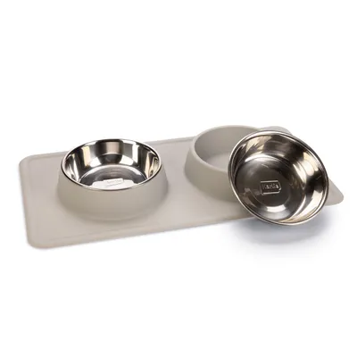 Doppelnapf-Set mit rutschfester Silikonunterlage und zwei herausnehmbaren Edelstahlnäpfen, geeignet für Futter und Wasser.