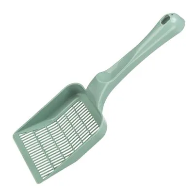 Groene kattenbakschep van plastic met lange handgreep en open raster voor het zeven van kattengrit.