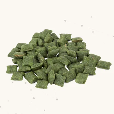 Groene, vierkante snacks in hoopvorm. Zichtbare textuur en natuurlijke kleur.