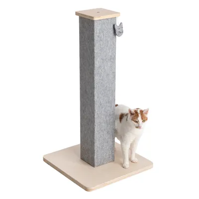Kratzsäule mit grauem Filzbezug und Holzsockel, Katze steht daneben.
