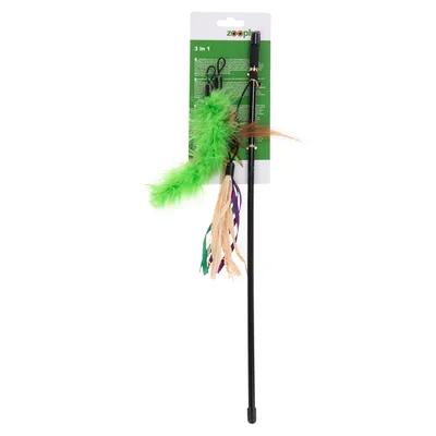 Baguette à jouer pour chat avec plumes vertes et brins colorés, emballage marqué 'zooplus' et '3 in 1', tige noire en plastique visible.