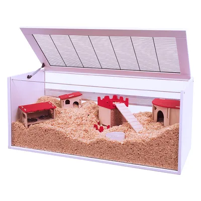 Gabbia per criceti con trucioli di legno, casette rosse in legno, un ponte e un coperchio aperto con griglia.