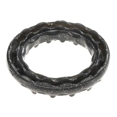 Anneau en plastique noir à reliefs, surface mouchetée de points blancs, sans marque visible.