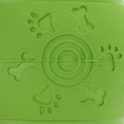 Superficie verde in plastica con rilievi a forma di ossa, impronte di zampa e cerchi concentrici al centro. Nessun testo visibile.