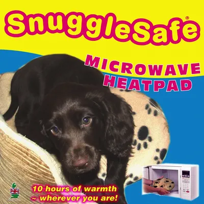 SnuggleSafe MICROWAVE HEATPAD, 10 hours of warmth ~ wherever you are! Immagine di un cane su una cuccia con termopad a microonde e foto di pad inserito in un forno a microonde.