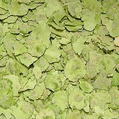 Fiocchi di piselli verdi, sfusi e distribuiti uniformemente. Adatti come complemento alimentare o snack per animali.