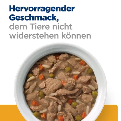 Hervorragender Geschmack, dem Tiere nicht widerstehen können. Schüssel mit Fleischstücken, Erbsen, Karotten und Reis in Sosse.