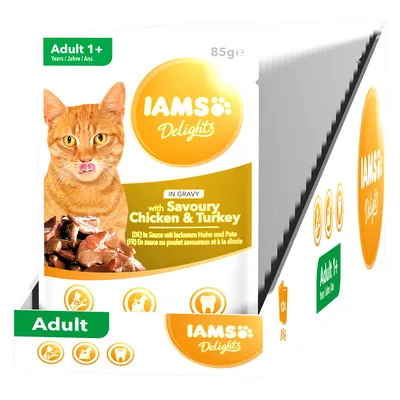 IAMS Delights Adult 1+ in Gravy with Savoury Chicken & Turkey, 85 g. Pakke med 12 portionsposer. Billede af kat og kød i sovs på emballagen.