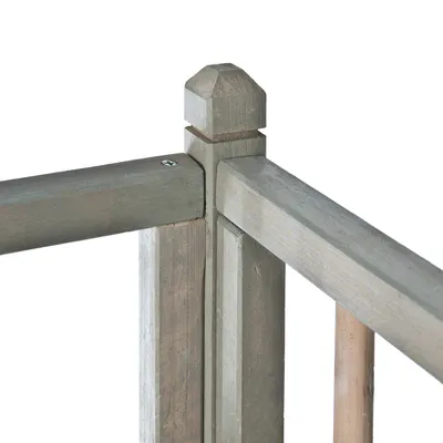 Detail van een houten hekwerk met schroeven zichtbaar in de verbinding, grijze afwerking. Materiaal: hout.