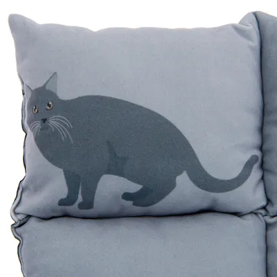 Graues Kissen mit aufgedrucktem Bild einer sitzenden Katze in dunklerem Grau.