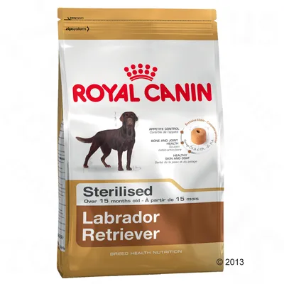 Zak Royal Canin Sterilised Labrador Retriever, Over 15 months old. Tekst: Appetite control, Bone and joint health, Healthy skin and coat. Afbeelding van brok en hond.