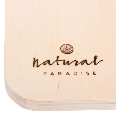 Natural Paradise. Holzgravur mit Pfoten-Logo und Schriftzug auf hellem Holz.