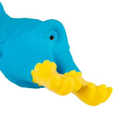 Speelgoed in de vorm van een blauwe olifant met gele slagtanden, van kunststof.