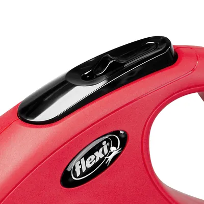 Flexi hundkoppel i rött med svart handtag och logotryck. Detaljvy av låsmekanismen.