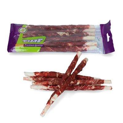 Упаковка и палочки для собак с видимым брендом Braaaf, надписью Premium Quality и изображением мясных жевательных лакомств внутри прозрачной упаковки.