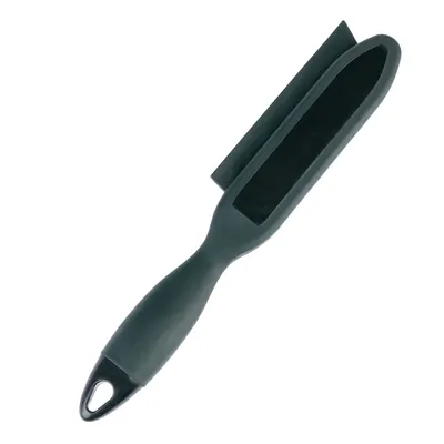 Schwarze Fusselbürste mit ergonomischem Griff und abgerundeter Spitze, geeignet zum Entfernen von Tierhaaren von Kleidung und Möbeln.