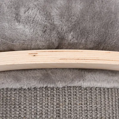 Vista detallada de un producto con tela de felpa gris, material tejido y una moldura de madera.