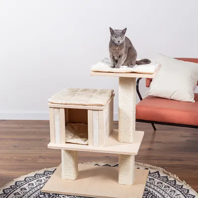 Árbol rascador de dos niveles, postes de sisal y superficies acolchadas para descansar. Un gato gris está sentado en la plataforma superior.