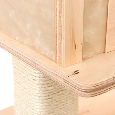 Vista detallada de un árbol rascador de madera con cuerda de sisal y funda de fieltro beige.