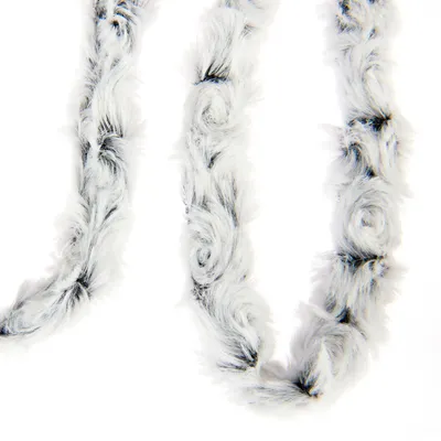 Trois bandes longues en fausse fourrure blanche et grise, texture duveteuse avec motifs en spirale visibles sur toute la longueur.