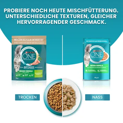 Purina ONE Indoor Formula Mischfütterung: Trockenfutter und Nassfutter mit unterschiedlichen Texturen, gleicher Geschmack. Verpackungen zeigen Bifensis Rezeptur und Zutaten wie Truthahn und Bohnen.