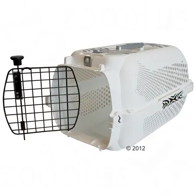 Witte kunststof transportbox met geperforeerde zijkanten en open zwart metalen deur, geschikt voor kleine huisdieren. Handvat zichtbaar aan de bovenkant.