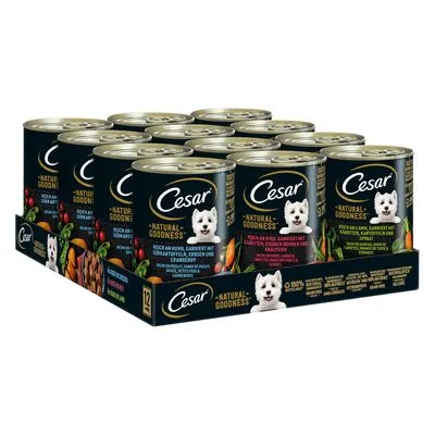 Multipack Cesar Natural Goodness natvoer voor honden, 12 blikken met zichtbare smaken: rund met wortel, erwten en cranberry; lam met pompoen, spinazie en linzen.