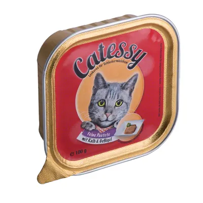 Catessy Feine Pastete mit Kalb & Geflügel, 100 g. Afbeelding van een grijze kat en een portie paté op de verpakking. Tekst deels in het Duits.