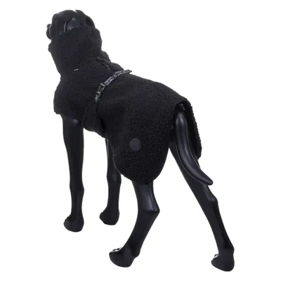 Svart hundjacka i fleece med hög krage och dragkedja, buren av en svart hundstaty. Rund etikett med texten 'KIVAT' synlig. Svart hundjacka i fleece med hög krage och dragkedja, buren av en svart hundstaty. Rund etikett med texten 'KIVAT' synlig.