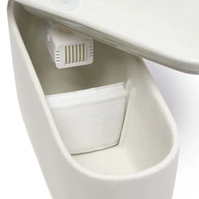 Åben beholder med hvidt filterindsats og plastfilter, viser indersiden af et filtersystem. Åben beholder med hvidt filterindsats og plastfilter, viser indersiden af et filtersystem.