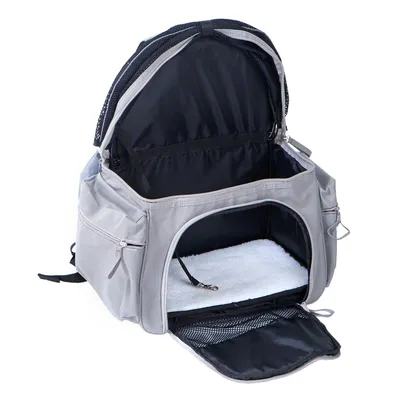 Sac de transport gris pour animaux, ouvert, avec poches latérales zippées, intérieur noir, coussin blanc amovible et laisse courte attachée à l’intérieur.